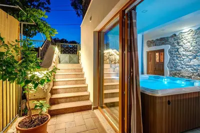 Image de Maison Valentina Nouveau chalet rénové dans un quartier calme, avec jacuzzi