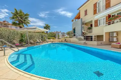 Complexe d'appartements Irena avec piscine / Appartement 1 chambre Irena V avec vue sur la piscine