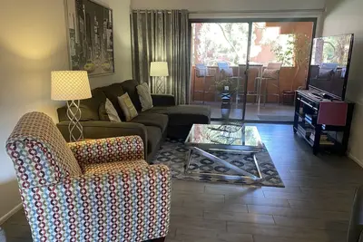 Image de Rénovation élégante dans un cadre de villégiature: absolument magnifique! Emplacement parfait.