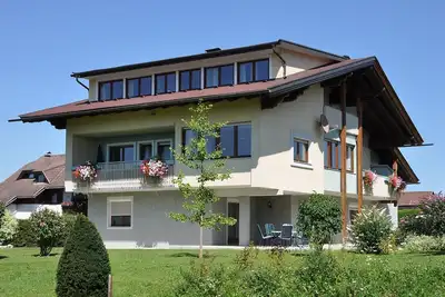 Image de Couple, famille et activité de vacances en Carinthie au bord du lac Faaker avec plage privée