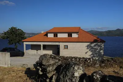 Image de Cottage situé à dix mètres de la digue haute Rabagão avec trois chambres.