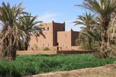 Image de riad traditionel en pisé à l'orée du sahara