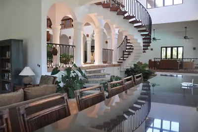 Image de Palais de luxe gigantesque avec immense piscine privée dans votre propre parc naturel