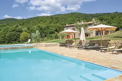 Image de Maison Oliveraie, avec court de tennis privé. frontière ombrienne et toscane