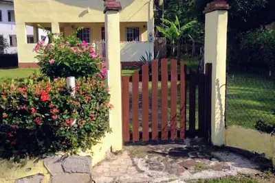 Image de Casa Anzuelo est une maison en bord de mer qui se concentre sur l'eau et la nature.