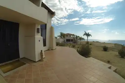 Image de Maison isolée en bord de mer sur l'océan Pacifique