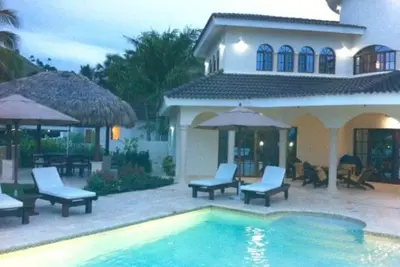 Image de Villa de luxe de 5 chambres, 3 salles de bains avec piscine privée et service de ménage
