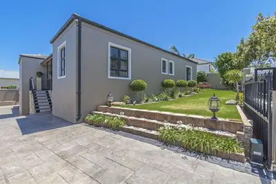 Maison individuelle avec piscine et vue sur la mer