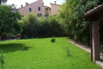 Image de Louez dans le centre de Pietrasanta, la ville des artistes du marbre en Toscane