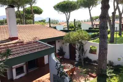 Image de Villa confortable avec piscine partagée entourée de verdure près de la mer