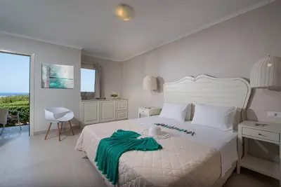 Image de Mini Suite Deluxe avec vue sur la mer et piscine partagée (A6) + Bb