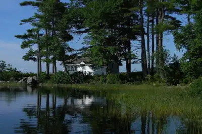 Image de Whispering Pines Cottage - Entouré par le lac Pemaquid avec de belles vues