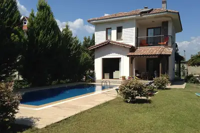 2019 BİG DİSCOUNT £ 495 Pw Villa privée de 3 chambres + piscine privée et très calme Location