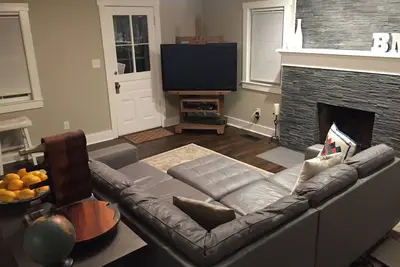 Image de Minutes de la maison récemment rénovées du centre-ville Ann Arbor!