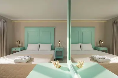 Image de Mini Suite Premium Côté Piscine Partagée avec Vue sur Mer (A5) + Bb