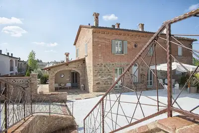Image de Ferme au design moderne avec une magnifique piscine, située dans une petite ville