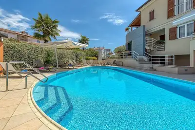 Complexe d'appartements Irena avec piscine / Appartement Irena I avec terrasse et vue sur le jardin