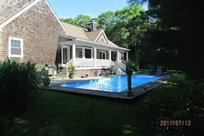 Image de Charmante maison près de l'océan, à distance de marche des magasins de la ferme du village d'Amagansett.