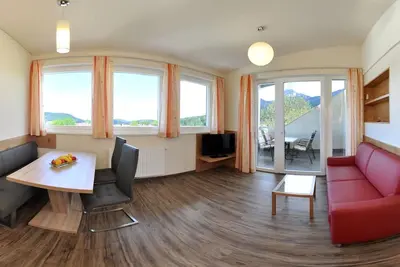 Image de Vacances en famille sur le lac Faak avec sa propre plage de baignade, aire de jeux d'aventure, randonnée