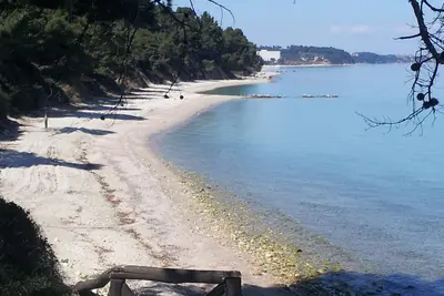 Image de Lit de bébé le plus cool avec des plages de sable fin à seulement 2 min en voiture. Wi-Fi gratuit et Tv satellite.