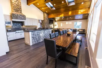 Image de 4 chambres, 4. 5 salles de bain, cuisine gastronomique, garage pour 3 voitures, zone souhaitable de Snowcreek Crest