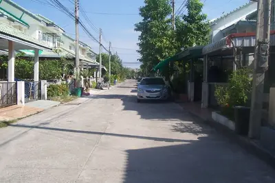 Image de . 10 min de la plage: Maison Rayong Stadmitte: semblable Ă un parc complexe de vacances avec grande piscine