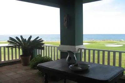 Image de Villa de luxe avec piscine privée, terrasse donnant sur le golf et la mer