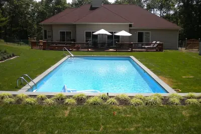Image de Près de Shinnecock: maison gracieuse, piscine d'eau salée, billard, piano, cheminée