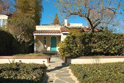Image de Charmante maison meublée de 2 600 pieds carrés près de Stanford
