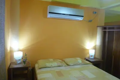 Image de Maison meublée de style caribéen, à 150m de la plage et toujours proche de la ville.