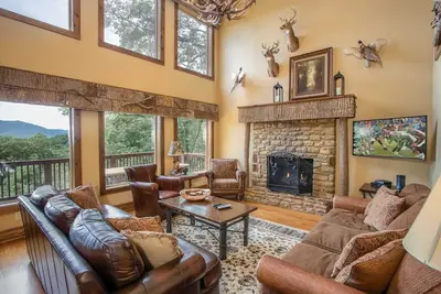 Image de 4br spacieuse maison, vues Mtn, bain à remous, table de billard, suite King, près de Spa, ski, randonnée pédestre!