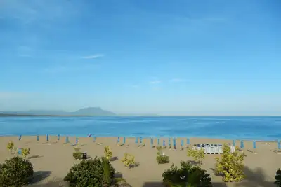 Image de À quelques pas de Sandy Beach, Central 2bd Condo, piscine, Internet / télévision par câble, climatisation, balcon