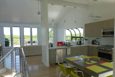 Image de Superbe maison de ville design Montauk avec piscine chauffée