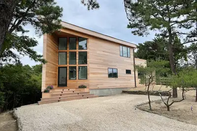 Image de Perfect Amagansett Dunes w / Pool ~ Étapes de réglage privées vers une plage de classe mondiale