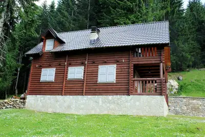 Image de Villa unique à flanc de colline avec une vue impressionnante sur les montagnes