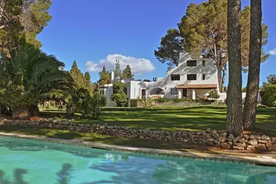 Maison style Ibiza, belle oasis de verdure et de 2 piscines. Calme
