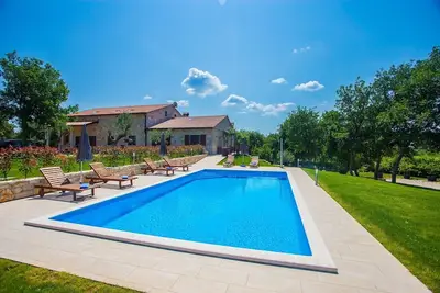 Image de Guest House Jakici avec piscine commune / Appartement Jakici Ii avec vue sur le jardin, Ă cheval