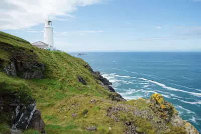 Image de Nimbus Cottage au phare sur un promontoire entre les plages de sable de Harlyn et les baies de Constantine.