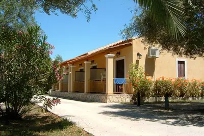 Image de Appartement en bord de mer, accès à la plage privée, Wifi | Aghios Petros, Corfou
