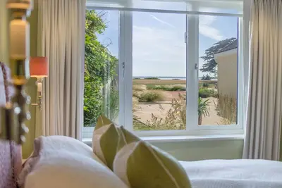 Image de Les vues des deux propriétés sont spectaculaires - donnant sur les marais glorieux et préservés de