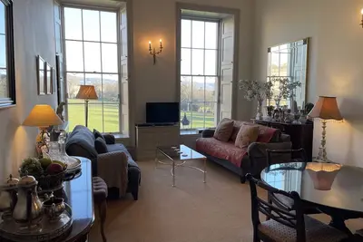 Image de Un appartement géorgien classique de 2 chambres avec vue sur le Royal Crescent