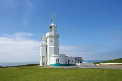 Image de Landward Cottage au phare de St Catherine sur l'île de Wight, offre une vue imprenable.