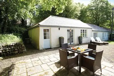A 4 miles au sud de Helston, cette charmante maison est située dans un domaine tranquille.