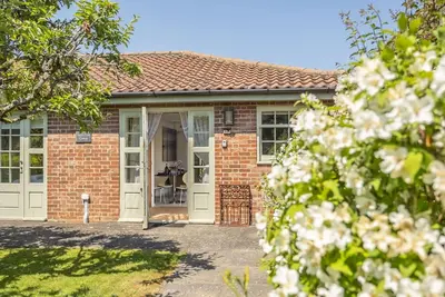 Image de Apple Tree Cottage est dans l'enceinte de The Old Vicarage près de Little Walsingham.