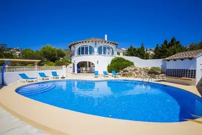 Image de Vue fantastique de la villa et piscine terrasse