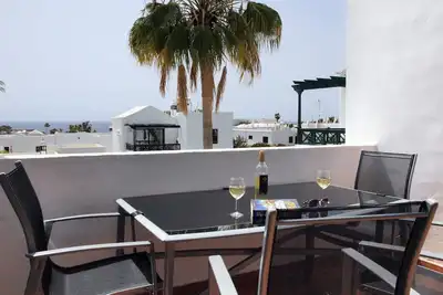 Image de Appartement moderne à l'étage avec vue sur la mer, Wifi, climatisation et climatisation. la télé