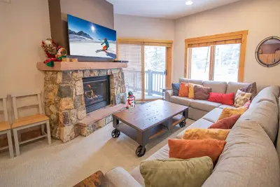 Image de Cette belle maison est située au coeur de la rivière. Situé au premier étage, il offre un accès facile à la piscine extérieure chauffée et au bain à remous. La station d’expédition se trouve à quelques minutes à pied de nombreux centres commerciaux, r. .