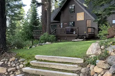 Image de Carlingian Cabin rustique moderne avec 4 lits queen.