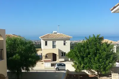 Image de Villa avec terrasse ensoleillée, spacieuse donnant sur la med et la ville de Paphos