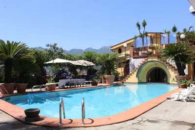 Image de Incroyable villa historique avec piscine en marbre et jardin tropical sur la cĂ´te amalfitaine